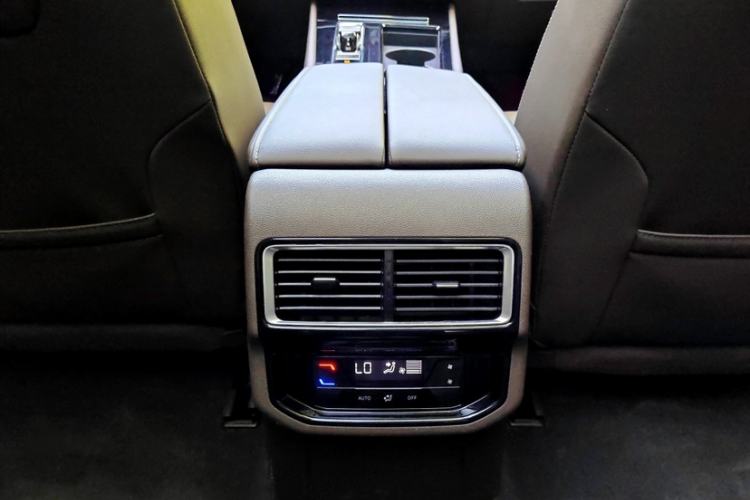 Used Volkswagen Viloran 2022 380TSI Luxury Edition Interior 3