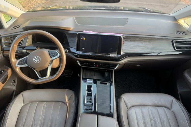 Used Volkswagen Viloran 2022 380TSI Luxury Edition Interior 4