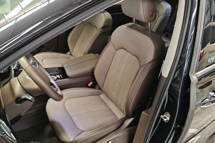 Used Volkswagen Viloran 2022 330TSI Luxury Edition Left Front Seat
