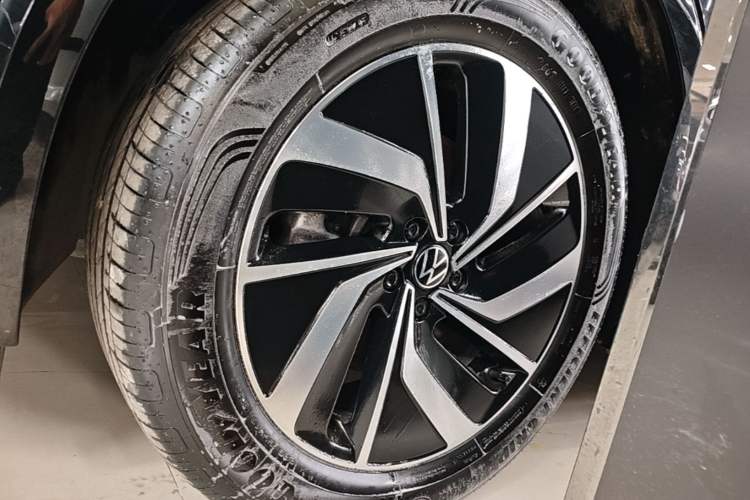 Used Volkswagen Viloran 2022 330TSI Luxury Edition Left Front Wheel Hub