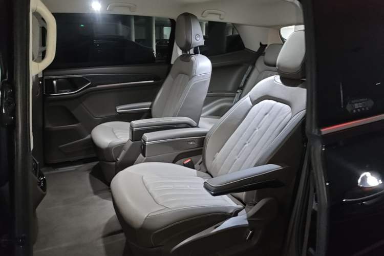 Used Volkswagen Viloran 2022 380TSI Luxury Edition Left Rear Seat