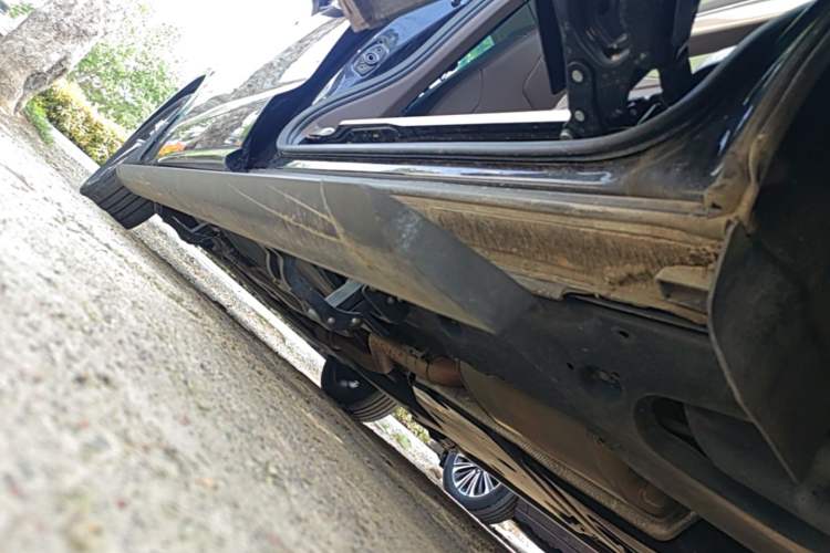 Used Volkswagen Viloran 2022 380TSI Luxury Edition Left Side Sill