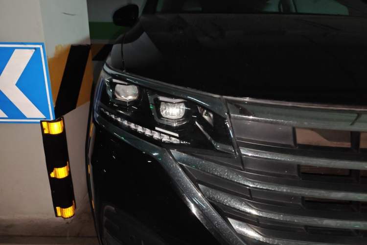 Used Volkswagen Viloran 2022 330TSI Luxury Edition Right Front Headlight