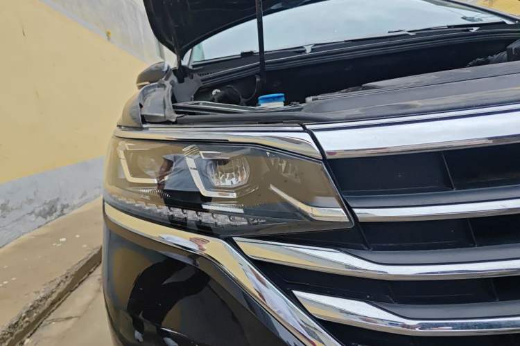 Used Volkswagen Viloran 2022 330TSI Luxury Edition Right Front Headlight