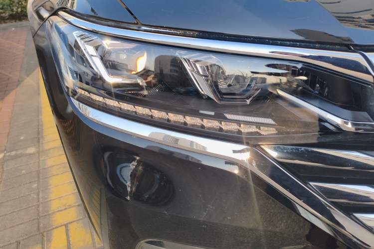 Used Volkswagen Viloran 2022 380TSI Luxury Edition Right Front Headlight
