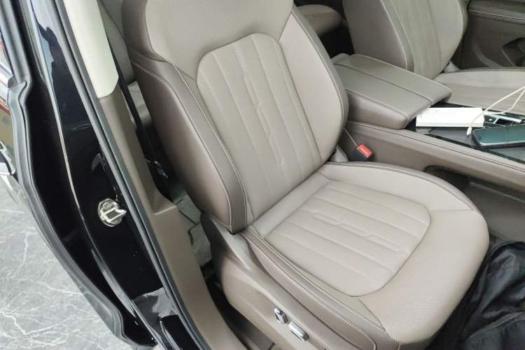 Used Volkswagen Viloran 2022 380TSI Luxury Edition Right Front Seat