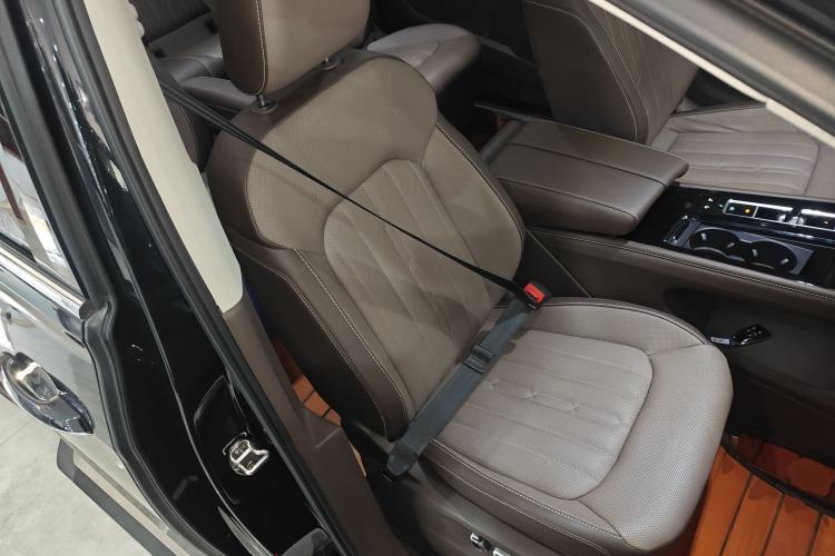 Used Volkswagen Viloran 2022 380TSI Luxury Edition Right Front Seat