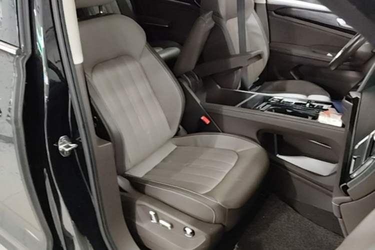 Used Volkswagen Viloran 2022 380TSI Luxury Edition Right Front Seat