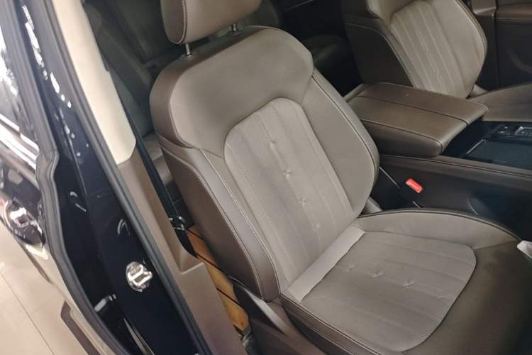 Used Volkswagen Viloran 2022 330TSI Luxury Edition Right Front Seat