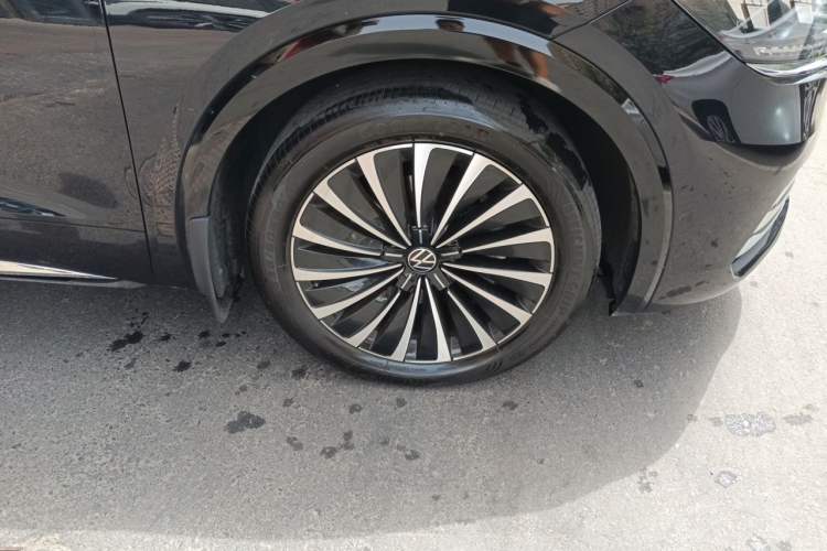 Used Volkswagen Viloran 2022 380TSI Luxury Edition Right Front Wheel Hub