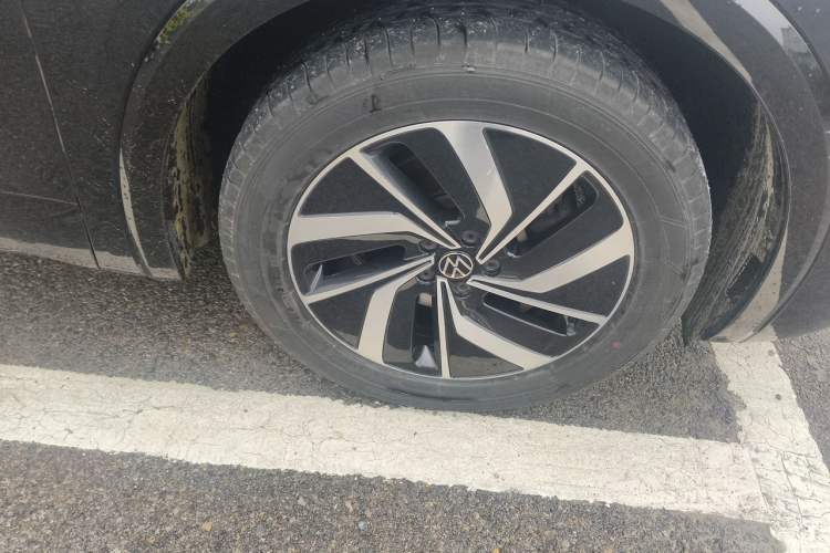Used Volkswagen Viloran 2022 380TSI Luxury Edition Right Front Wheel Hub
