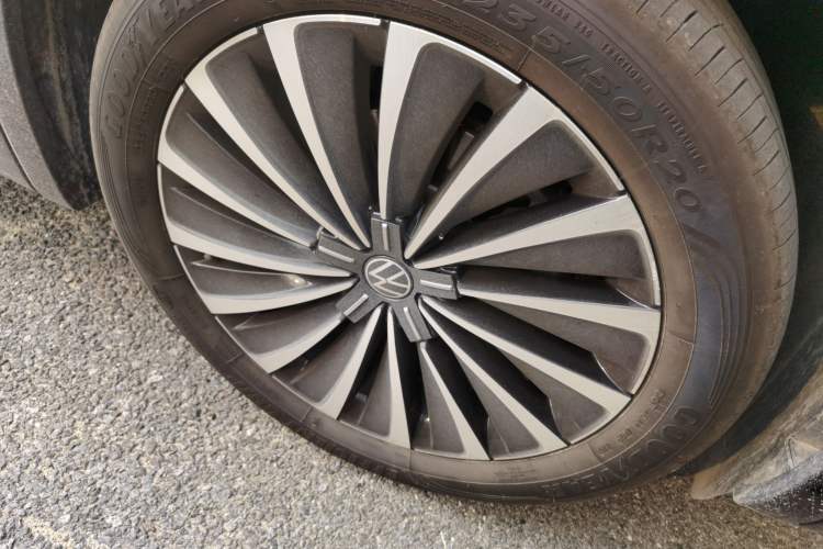 Used Volkswagen Viloran 2022 380TSI Prestige Edition Right Front Wheel Hub