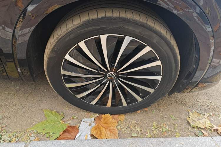 Used Volkswagen Viloran 2022 380TSI Prestige Edition Right Front Wheel Hub