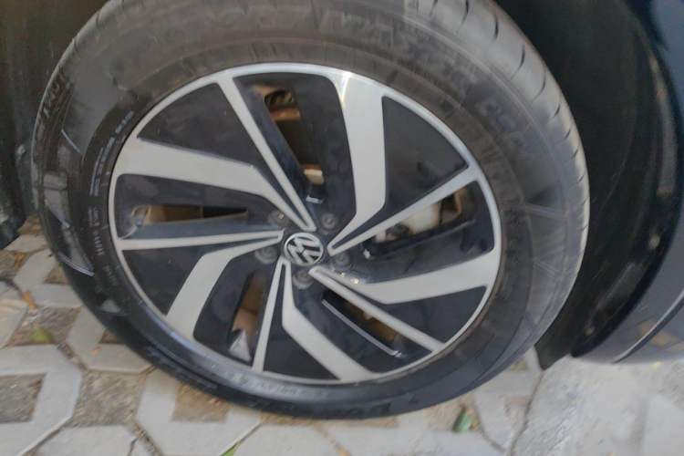 Used Volkswagen Viloran 2022 380TSI Luxury Edition Right Front Wheel Hub