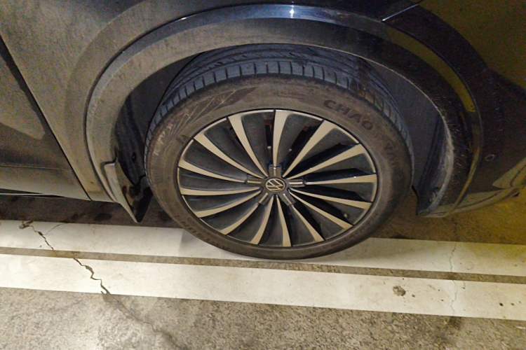 Used Volkswagen Viloran 2022 380TSI Prestige Edition Right Front Wheel Hub