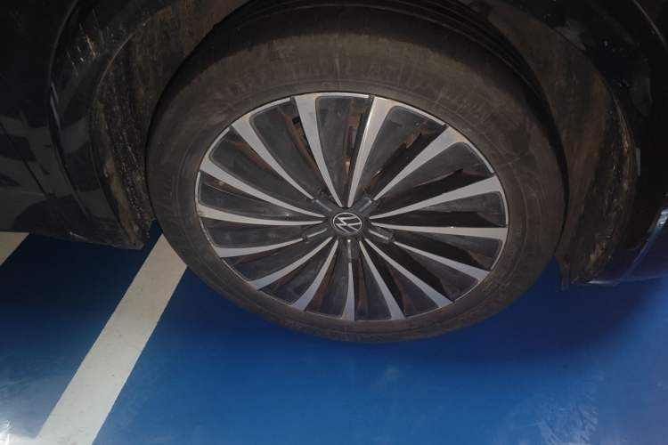 Used Volkswagen Viloran 2022 380TSI Prestige Edition Right Front Wheel Hub