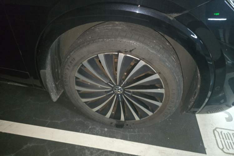 Used Volkswagen Viloran 2022 380TSI Prestige Edition Right Front Wheel Hub