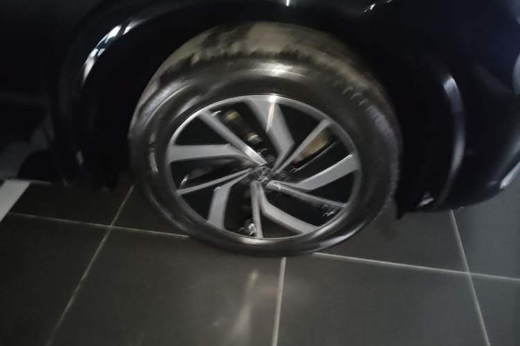 Used Volkswagen Viloran 2022 380TSI Luxury Edition Right Front Wheel Hub