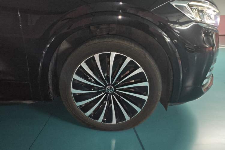 Used Volkswagen Viloran 2022 380TSI Prestige Edition Right Front Wheel Hub