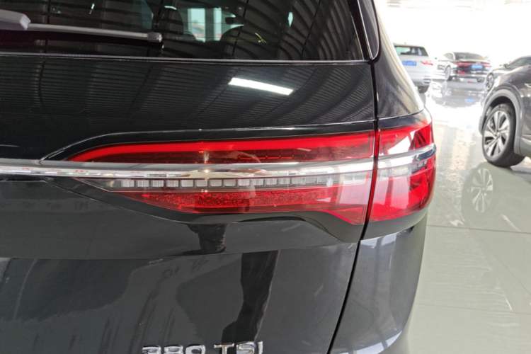 Used Volkswagen Viloran 2022 380TSI Luxury Edition Right Rear Taillight