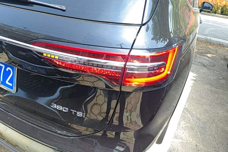 Used Volkswagen Viloran 2022 380TSI Luxury Edition Right Rear Taillight