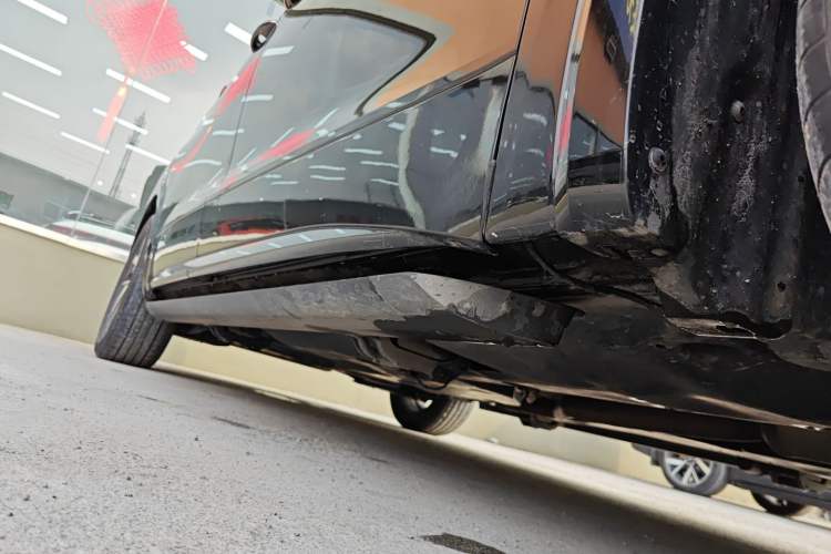 Used Volkswagen Viloran 2022 380TSI Luxury Edition Right Side Sill