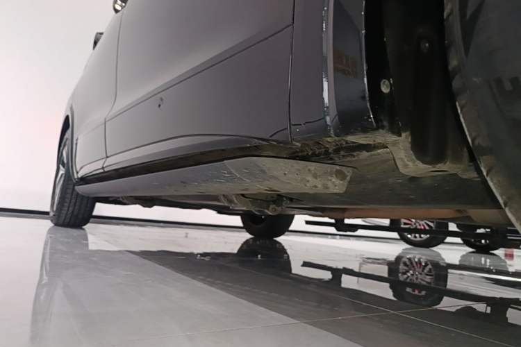 Used Volkswagen Viloran 2022 380TSI Luxury Edition Right Side Sill