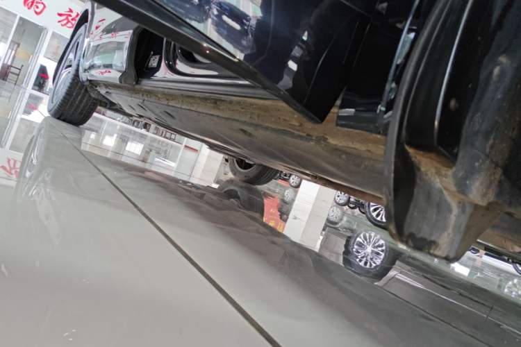 Used Volkswagen Viloran 2022 380TSI Luxury Edition Right Side Sill