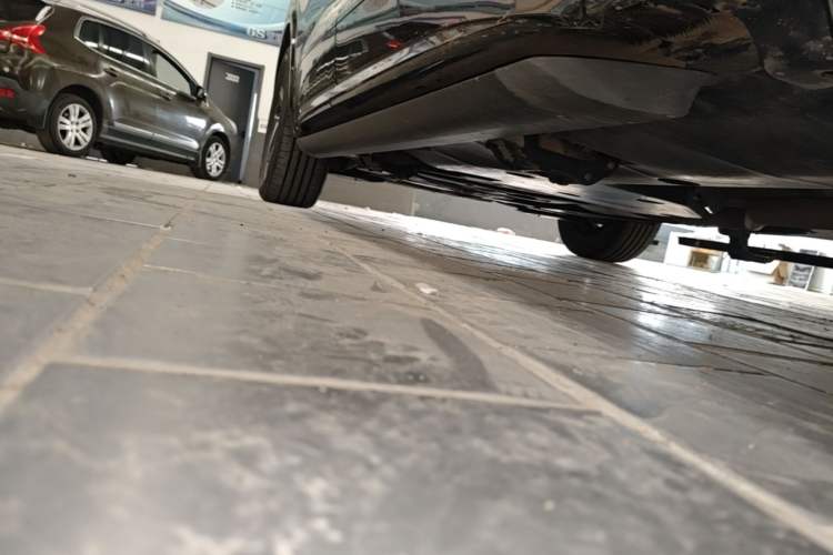 Used Volkswagen Viloran 2022 330TSI Luxury Edition Right Side Sill