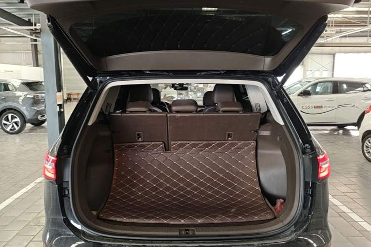 Used Volkswagen Viloran 2022 330TSI Luxury Edition Trunk