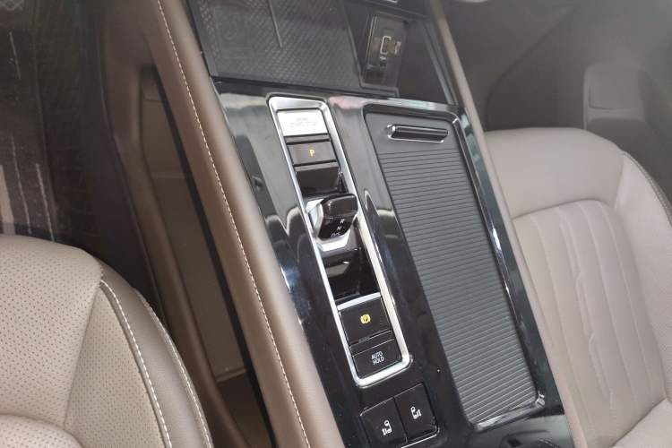 Used Volkswagen Viloran 2022 330TSI Luxury Edition Gear Lever