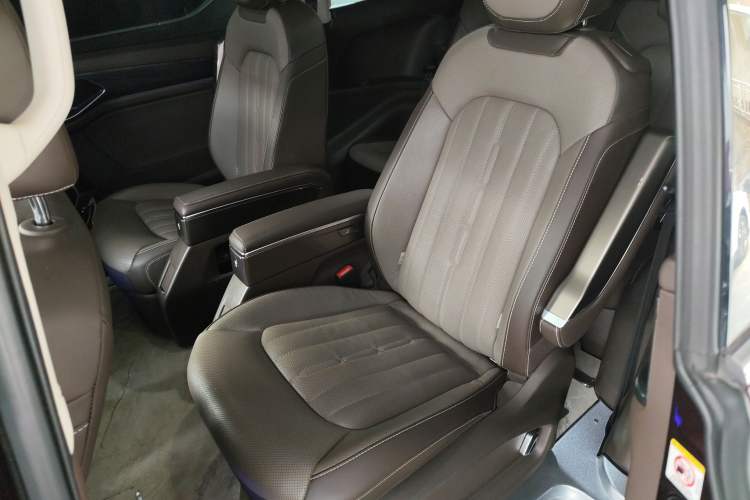 Used Volkswagen Viloran 2022 330TSI Luxury Edition Left Rear Seat