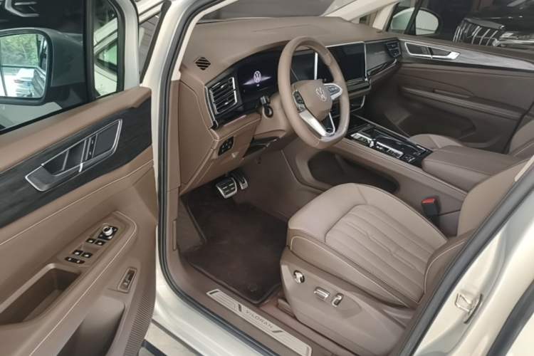 Used Volkswagen Viloran 2022 380TSI Luxury Edition Driver Seat