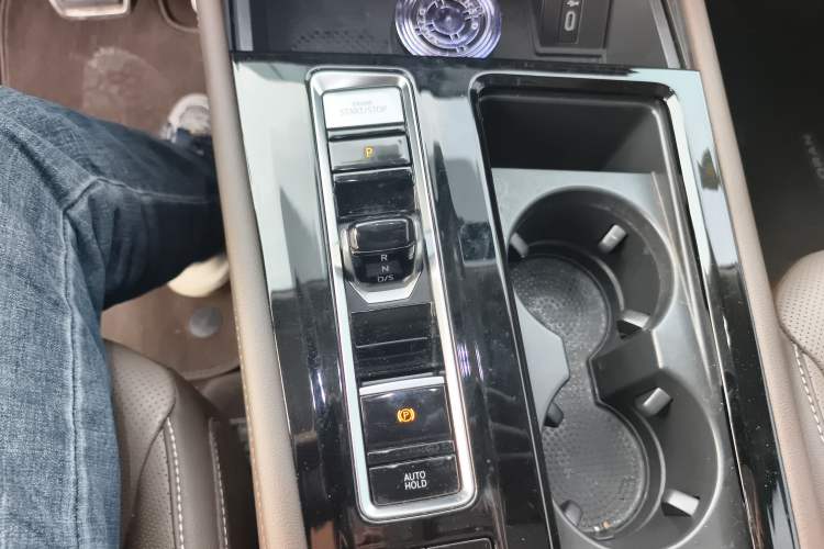 Used Volkswagen Viloran 2022 380TSI Luxury Edition Gear Lever