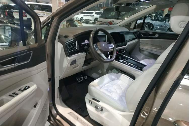 Used Volkswagen Viloran 2022 380TSI Prestige Edition Interior 3