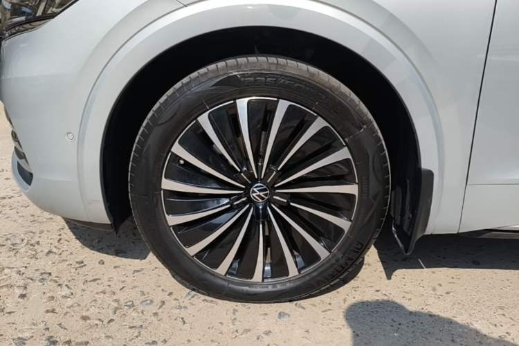 Used Volkswagen Viloran 2022 380TSI Prestige Edition Left Front Wheel Hub
