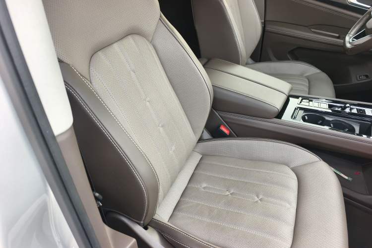 Used Volkswagen Viloran 2022 380TSI Luxury Edition Right Front Seat