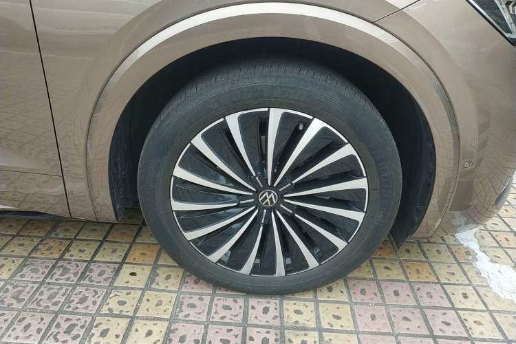 Used Volkswagen Viloran 2022 380TSI Prestige Edition Right Front Wheel Hub