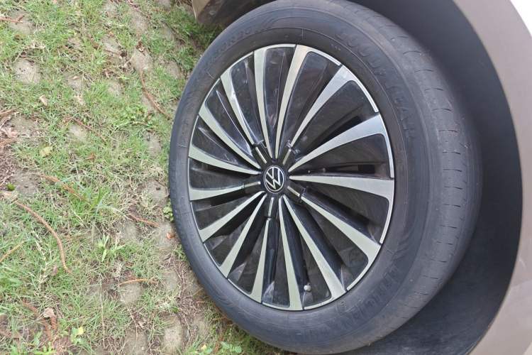 Used Volkswagen Viloran 2022 380TSI Prestige Edition Right Front Wheel Hub