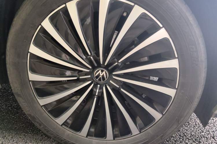 Used Volkswagen Viloran 2022 380TSI Prestige Edition Right Front Wheel Hub
