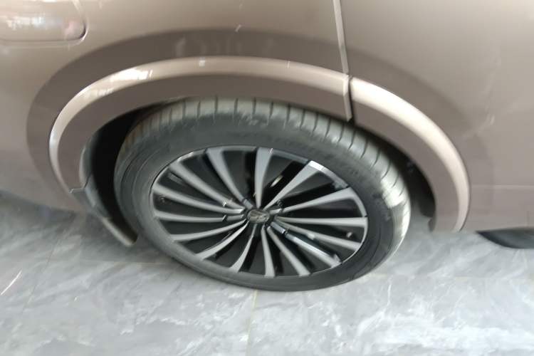 Used Volkswagen Viloran 2022 380TSI Prestige Edition Right Rear Wheel Hub