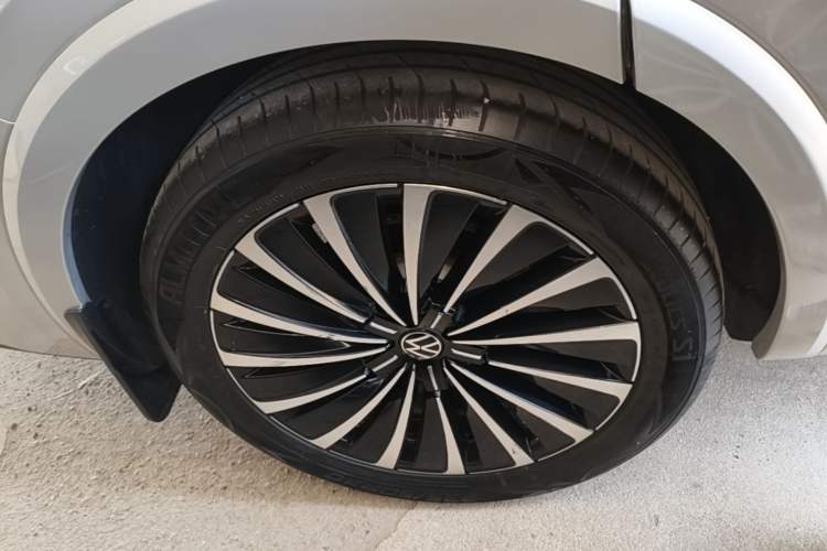 Used Volkswagen Viloran 2022 380TSI Prestige Edition Right Rear Wheel Hub