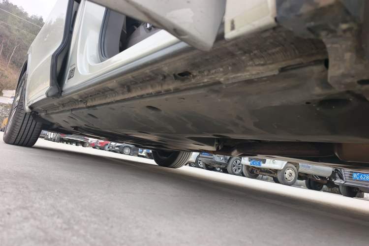 Used Volkswagen Viloran 2022 380TSI Luxury Edition Right Side Sill