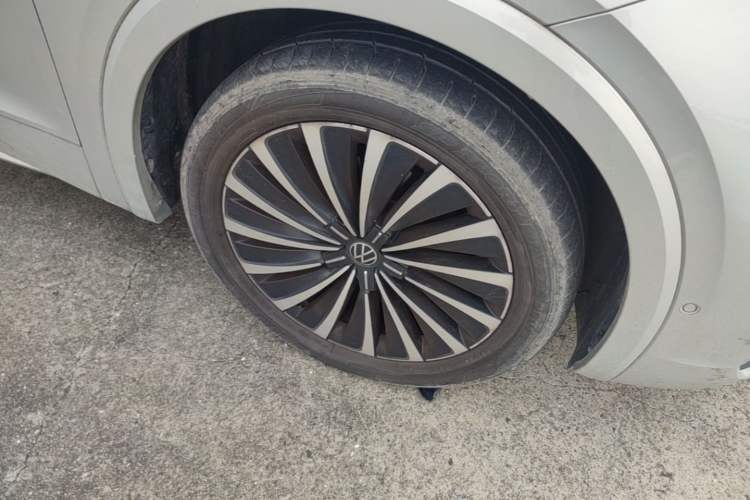 Used Volkswagen Viloran 2022 380TSI Prestige Edition Right Front Wheel Hub