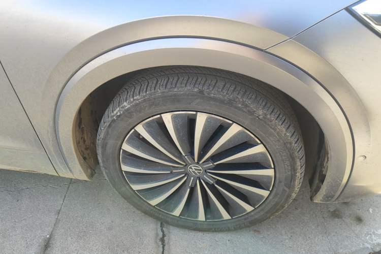 Used Volkswagen Viloran 2022 380TSI Prestige Edition Right Front Wheel Hub