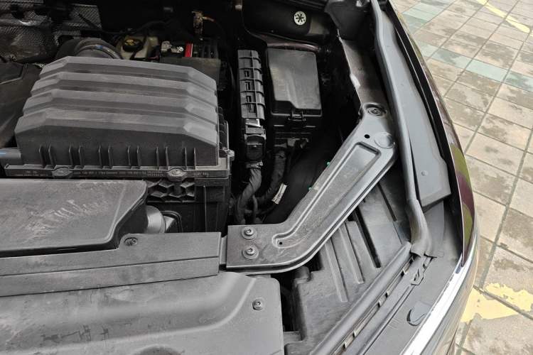 Used Volkswagen Viloran 2022 380TSI Luxury Edition Engine Bay Left