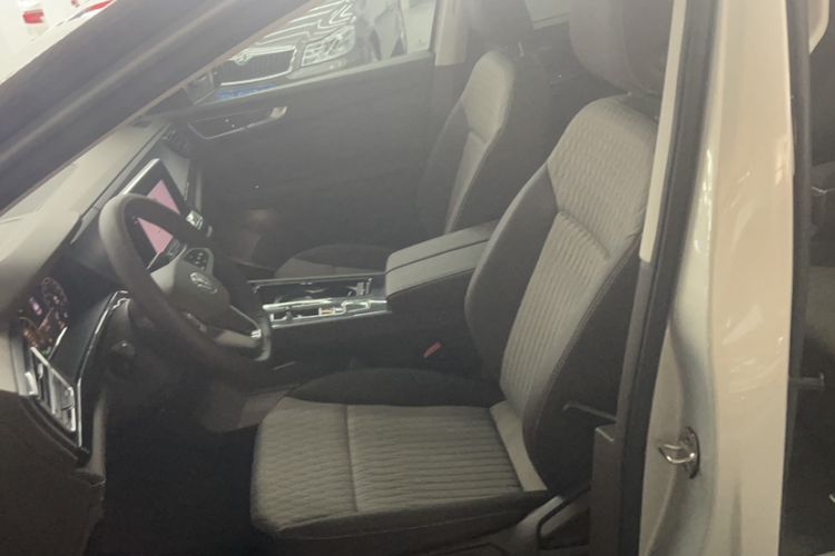 Used Volkswagen Viloran 2022 330TSI Business Edition Interior 4