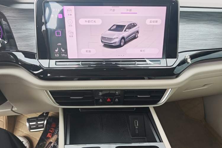 Used Volkswagen Viloran 2022 380TSI Prestige Edition Audio And AC Panel