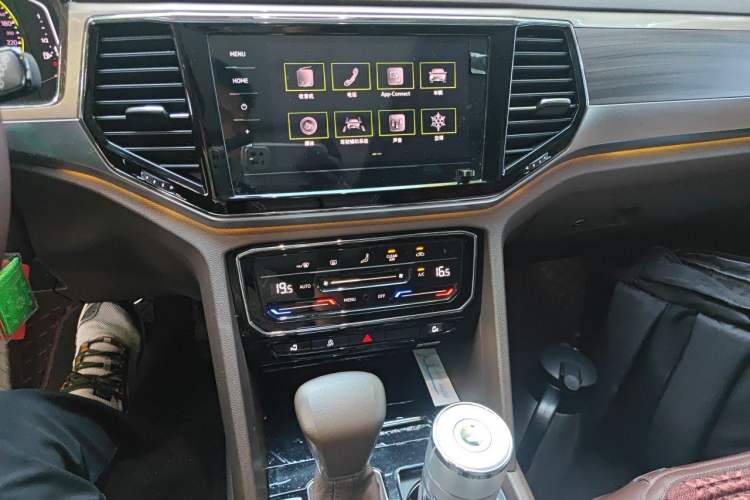 Used Volkswagen Viloran 2022 330TSI Business Edition Audio And AC Panel