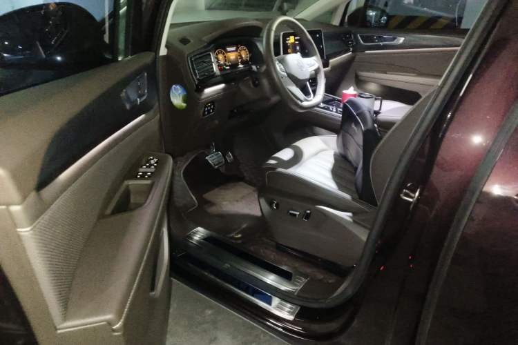 Used Volkswagen Viloran 2022 380TSI Luxury Edition Driver Seat